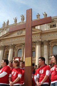 20110511165521-cruz-jmj-roma-valencia.jpg