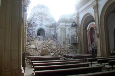 20110601182701-terremoto-iglesia-de-santiago-lorca.jpg